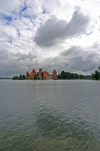湖に浮かぶ古城