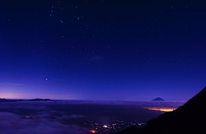夜世界の富士山