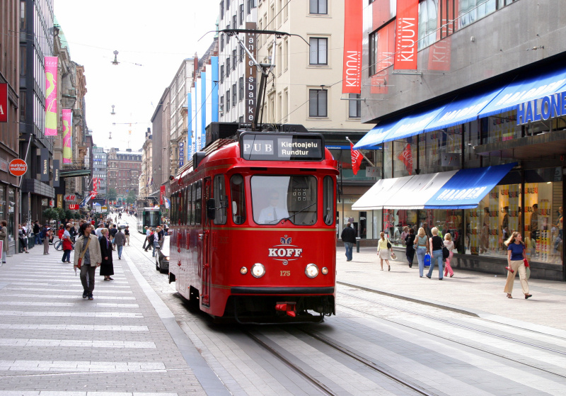 ヘルシンキの町の中を赤い路面電車が走る
