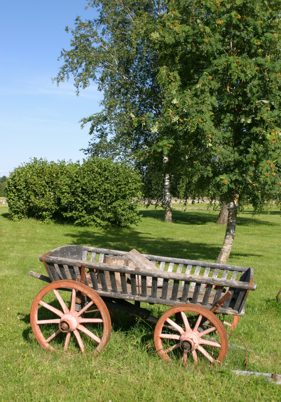 公園に置かれている木製の馬車