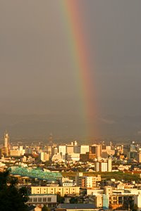都会の空に虹がかかる