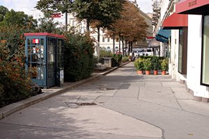 歩道と公衆電話