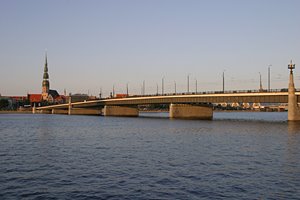 大河に架かる都市の橋