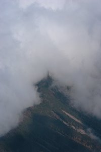 雲中の稜線