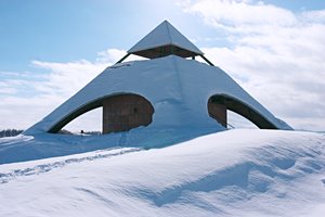 雪の中のピラミッド