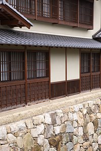 石垣と日本家屋の壁