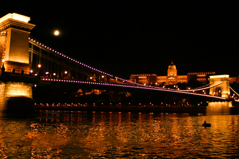 月夜のくさり橋