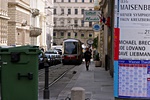 ウィーンでは狭い路地を人と車とトラムが仲良く通る