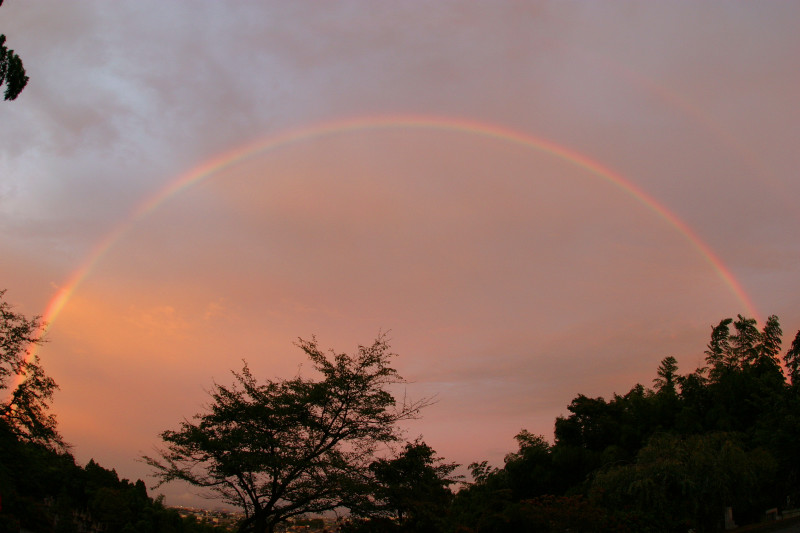 夕焼け空に二重の虹が架かった