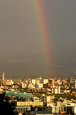 富山市内に虹がかかる