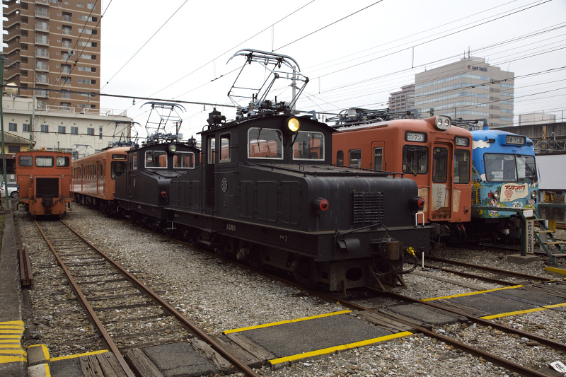高崎駅で出発を待つデキ機関車