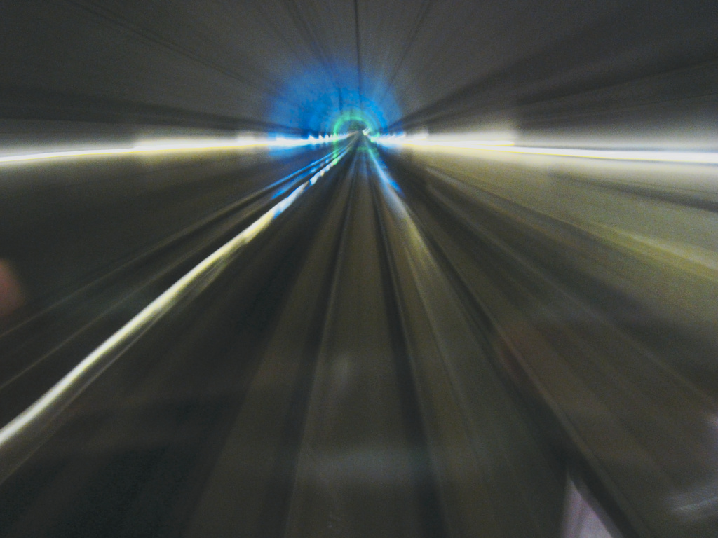 青函トンネルの最深部には緑と青のライトが点いている