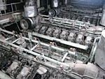 船の機関室のエンジン。