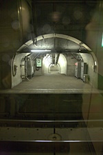 列車内から見た海底駅の作業用トンネル。