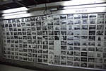 吉岡海底駅に飾られている多くの人々の記念写真