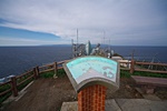 竜飛岬の景色の説明版向こうに見えるのが北海道です