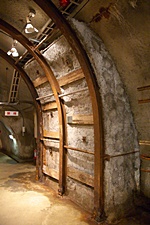 トンネル壁面吹きつけの説明模型。トンネルがコンクリートで守られていることがわかります。（竜飛海底駅）