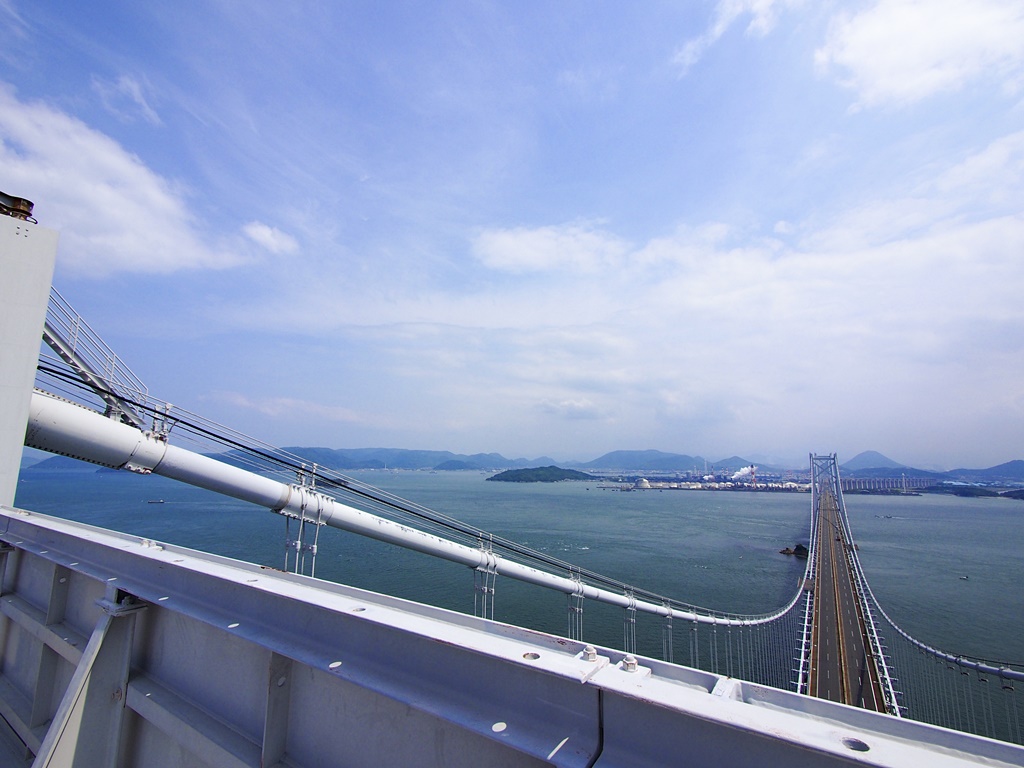北備讃瀬戸大橋の橋脚の上から香川県側を望む。海原と工業地域が見える。