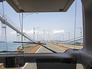 高速道路から見た北備讃瀬戸大橋の橋脚。ここに登りました。